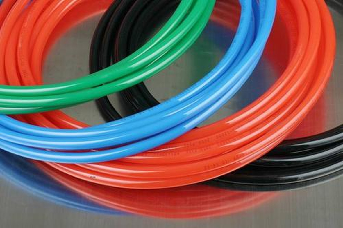 What's the difference between a smooth wire hose and a wire winding